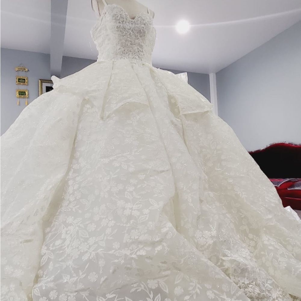 Wedding dress new white color  ball Gown vintage lace with chapel train